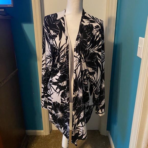 Liz Lange Sweaters - Liz Lange NWT long sleeve open floral cardigan